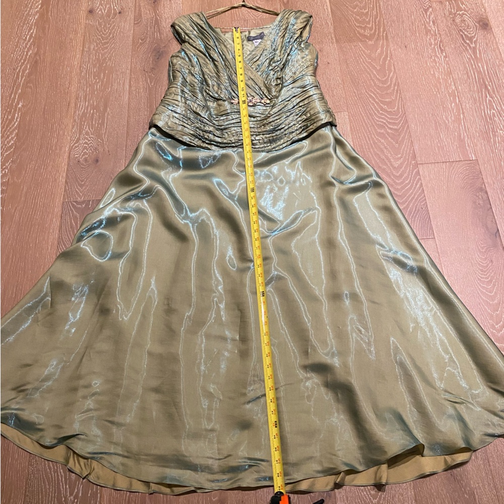 KM Collection by Milla Bell Green Gown Size 18 - Picture 3 of 10
